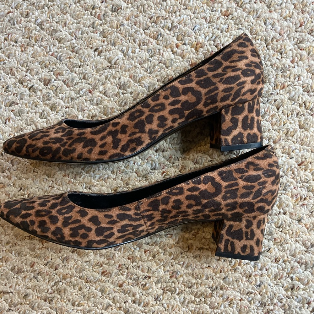 Bandolino leopard print pumps